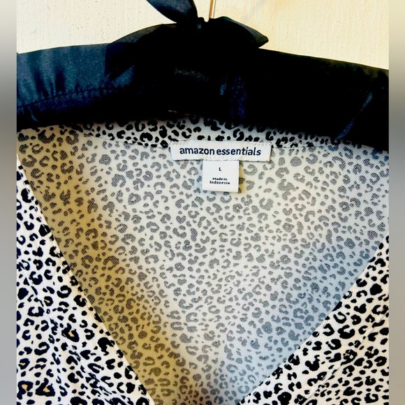 Amazon Essentials Women's 3/4 Sleeve Button Popover Shirt, size L - Picture 2 of 3
